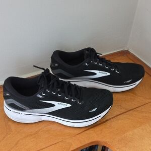Brooks Ghost 15 Black and White Running Shoes size 9 wide (2E)